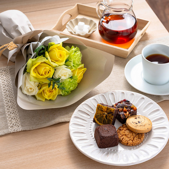 ［ホシファーム］フリルブーケ ホワイトイエローグリーン8本＆ホテルオークラスイーツアソート5個