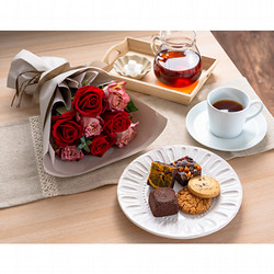 ［ホシファーム］フリルブーケ ニュアンスレッド８本＆ホテルオークラスイーツアソート５個【送料込み】