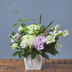 ［D.STYLE flowers（ディー・スタイル フラワーズ）］＜お供え生花アレンジメント＞白×ラベンダー（Sサイズ）
