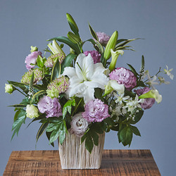 ［D.STYLE flowers（ディー・スタイル フラワーズ）］＜お供え生花アレンジメント＞白×ラベンダー（Lサイズ）