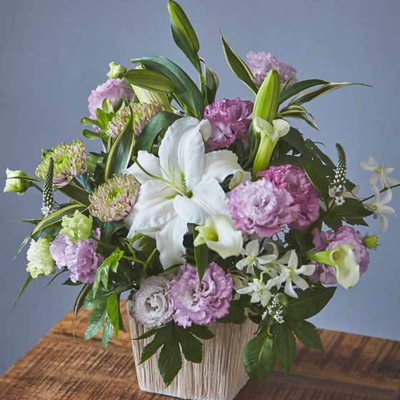 フラワーアレンジメントD D.STYLE flowers（ディー・スタイル フラワーズ）］＜お供え生花