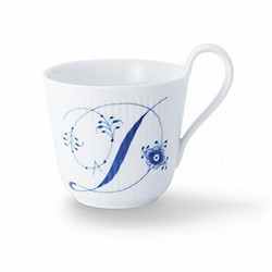 ［ロイヤル コペンハーゲン］ブルーフルーテッド プレイン アルファベットマグ D