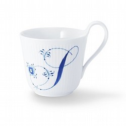 ［ロイヤル コペンハーゲン］ブルーフルーテッド プレイン アルファベットマグ S